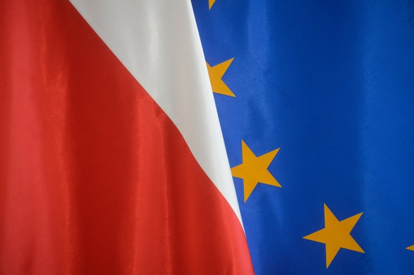 Sondaż: Polacy chcą unijnego referendum? Flagi Polski i UE; zdj. ilustracyjne /Zbyszek Kaczmarek /Reporter