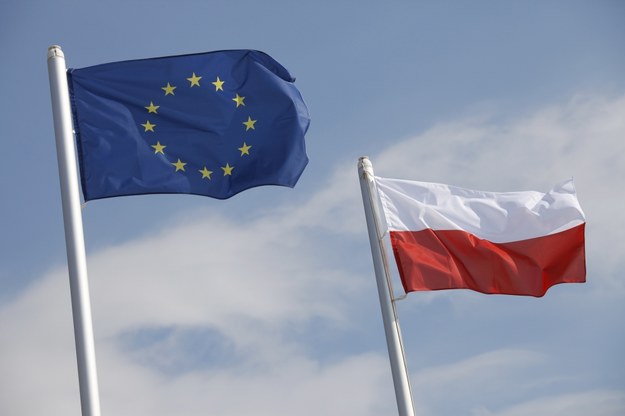 Flagi Polski i UE /Artur Reszko /PAP