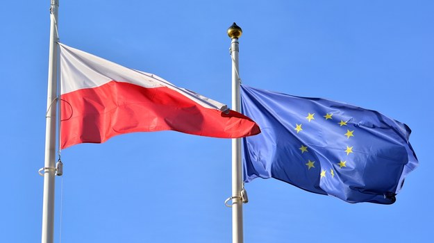 Flagi Polski i UE /shutterstock /Shutterstock