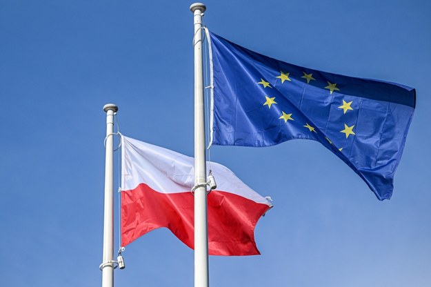 Flagi Polski i Unii Europejskiej /Darek Delmanowicz /PAP