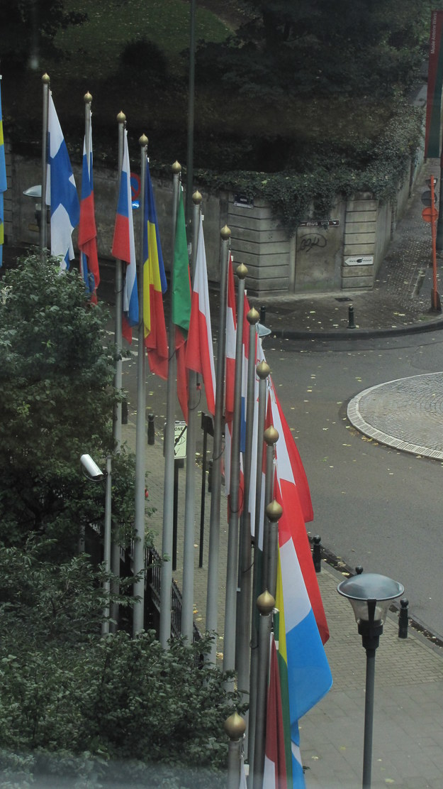 Flagi przed Parlamentem Europejskim /Barbara Zielińska - Mordarska /RMF FM