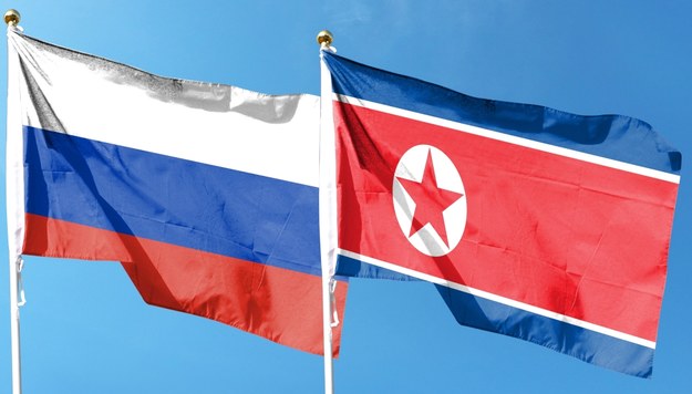 Flagi Rosji i Korei Północnej /Shutterstock
