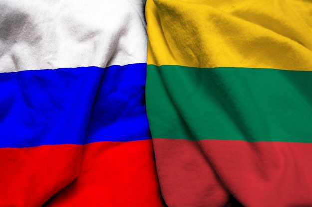 Flagi Rosji i Litwy. /Shutterstock