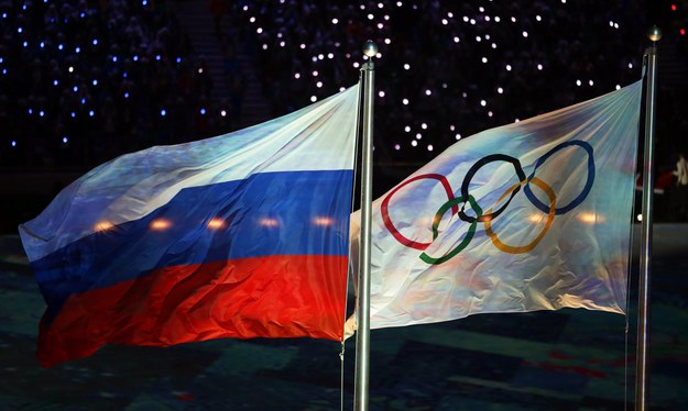 Flagi rosyjska i olimpijska podczas ceremonii zakończenia igrzysk olimpijskich w Soczi, 23 lutego 2014 roku /Kay Nietfeld  /PAP/EPA