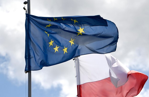 Flagi UE i Polski /Darek Delmanowicz /PAP