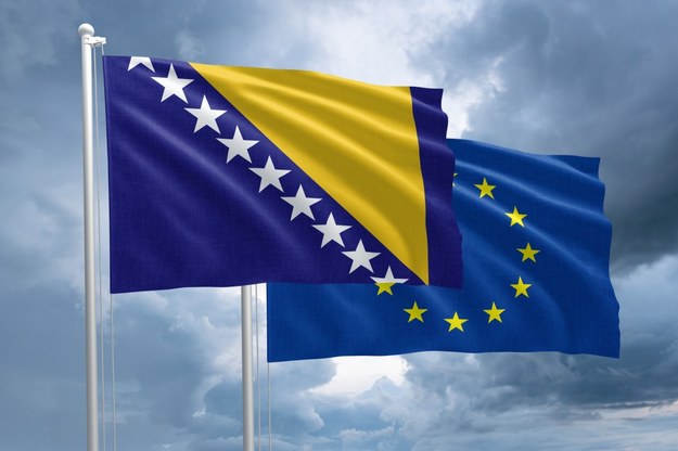Flagi UE oraz Bośni i Hercegowiny /Shutterstock