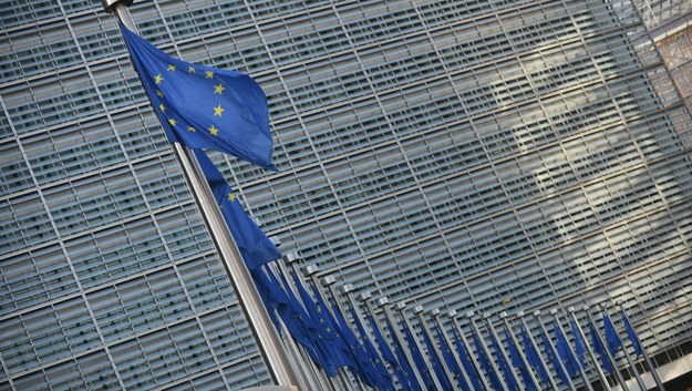 Flagi UE przed budynkiem "Europa" - siedzibą Unii Europejskiej w Brukseli, /Bartłomiej  Zborowski /PAP