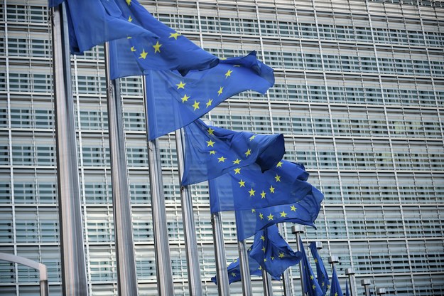Flagi UE przy budynku Parlamentu Europejskiego w Brukseli, /Marcin Obara /PAP