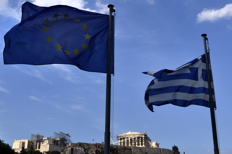Flagi Unii Europejskiej i Grecji /AFP