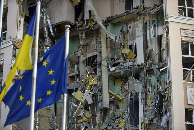 Flagi Unii Europejskiej I Ukrainy na tle zniszczonego po rosyjskim ostrzale budynku w Kijowie. /OLEG PETRASYUK /PAP/EPA