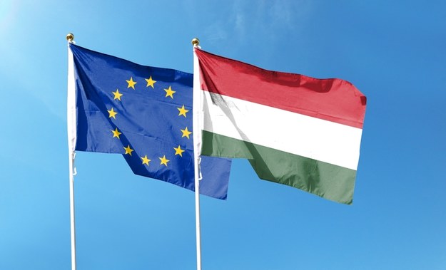 Flagi Unii Europejskiej i Węgier /Shutterstock