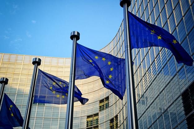 Flagi Unii Europejskiej przed Komisją Europejską w Brukseli. /Shutterstock