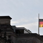 Flagi w Berlinie opuszczone do połowy masztów w dniu pogrzebu Gorbaczowa