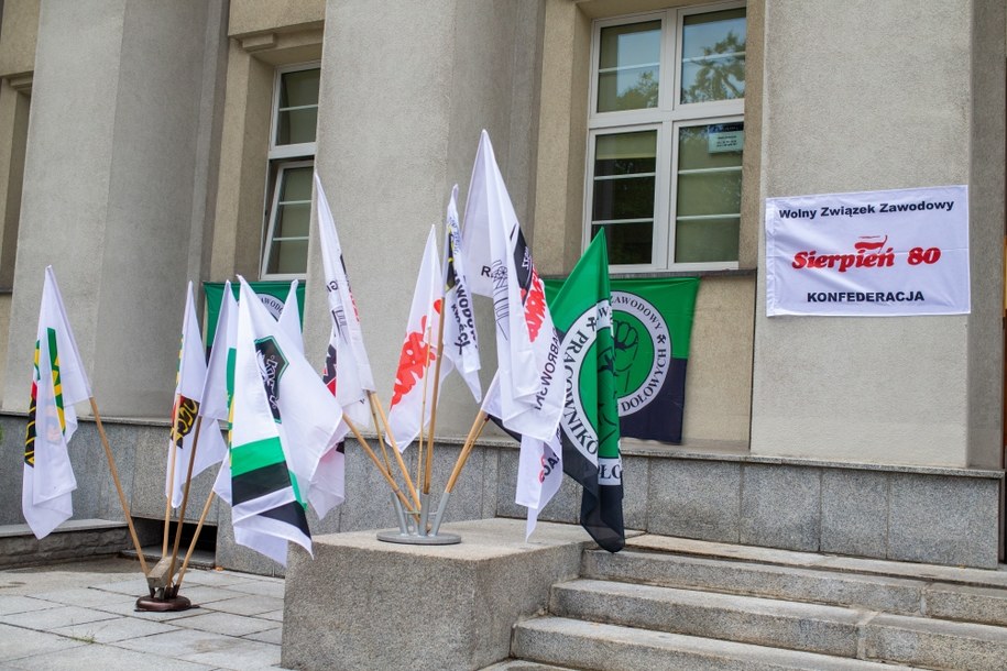 Flagi związkowe przed siedzibą Polskiej Grupy Górniczej w Katowicach /Tomasz Wiktor /PAP