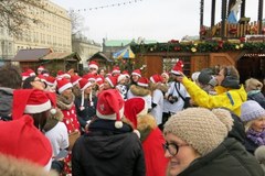 Flash mob w Poznaniu! Rozdaliśmy "Choinki pod Choinkę" od RMF FM