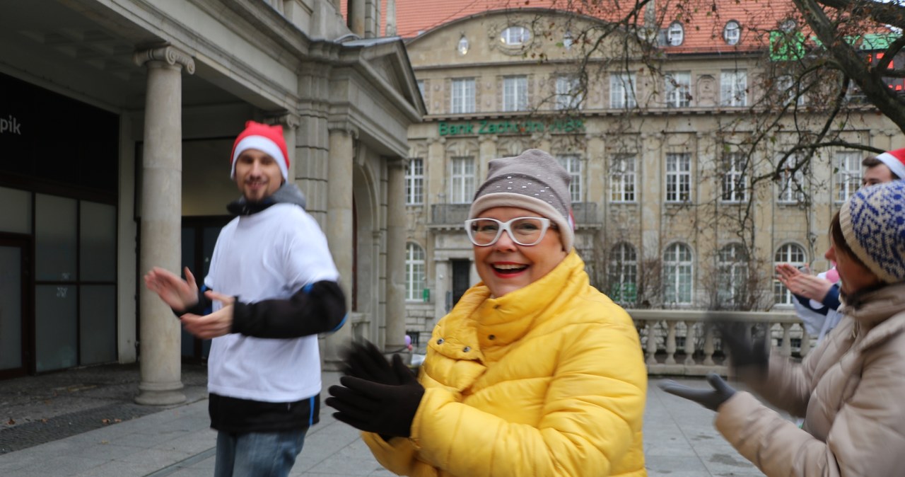 Flash mob w Poznaniu! Rozdaliśmy "Choinki pod Choinkę" od RMF FM