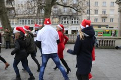 Flash mob w Poznaniu! Rozdaliśmy "Choinki pod Choinkę" od RMF FM