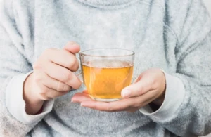 "Flat belly tea", czyli herbata na płaski brzuch. Tylko dwa składniki, świetny po posiłku i na zimno