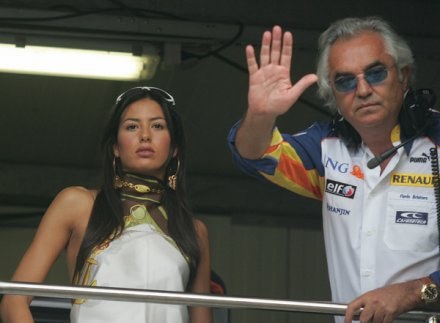 Flavio Briatore, szef ekipy Renault krytykuje zawiły regulamin F1. /AFP
