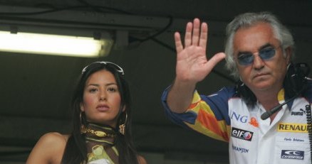 Flavio Briatore, szef ekipy Renault krytykuje zawiły regulamin F1. /AFP