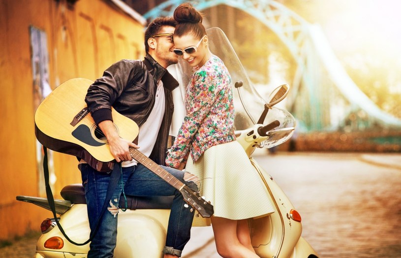 Flirtuj i baw się, ale nie trać głowy /123RF/PICSEL