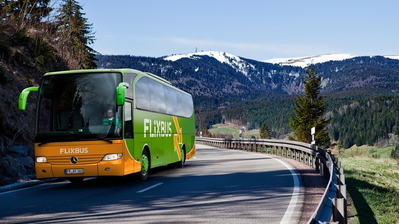 FlixBus znowu stawia na ekologię. Ruszają testy paneli słonecznych na autobusach /Geekweek