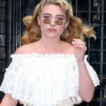 Florence Pugh podbija Nowy Jork w koronkach i falbankach. Kreację już gdzieś widzieliśmy