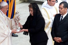 Floribeth Mora Diaz w trakcie mszy kanonizacyjnej