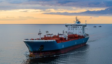 "Flota cienia" pomaga transportować rosyjską ropę, omijając sankcje. Liczy już ponad 600 tankowców