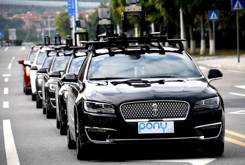 Flota samochodów autonomicznych na ulicach jednego z chińskich miast /Getty Images