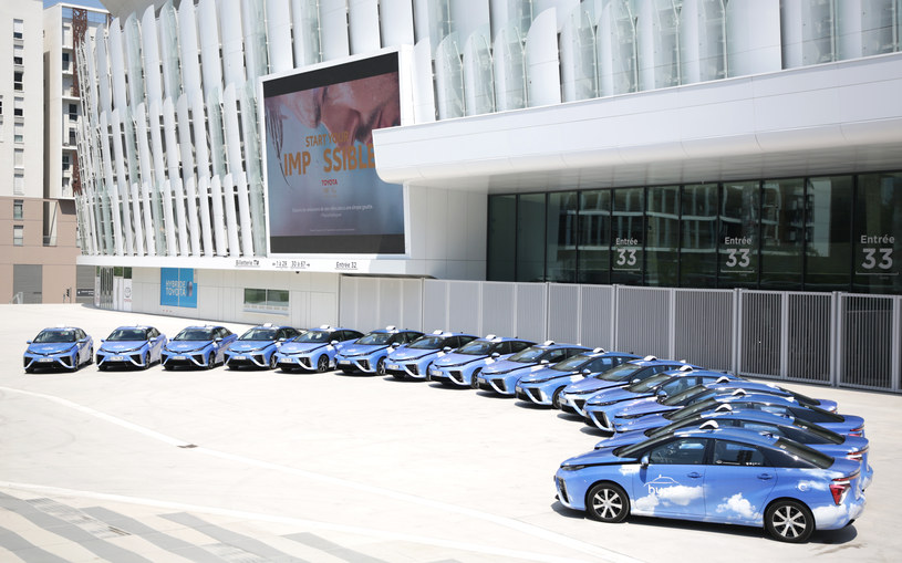 Flota wodorowych taksówek Toyota Mirai jeździ już po Paryżu /Informacja prasowa