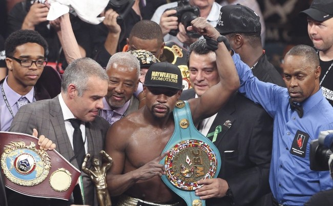 Floyd Mayweather triumfuje po wygranej walce /STRINGER /PAP/EPA