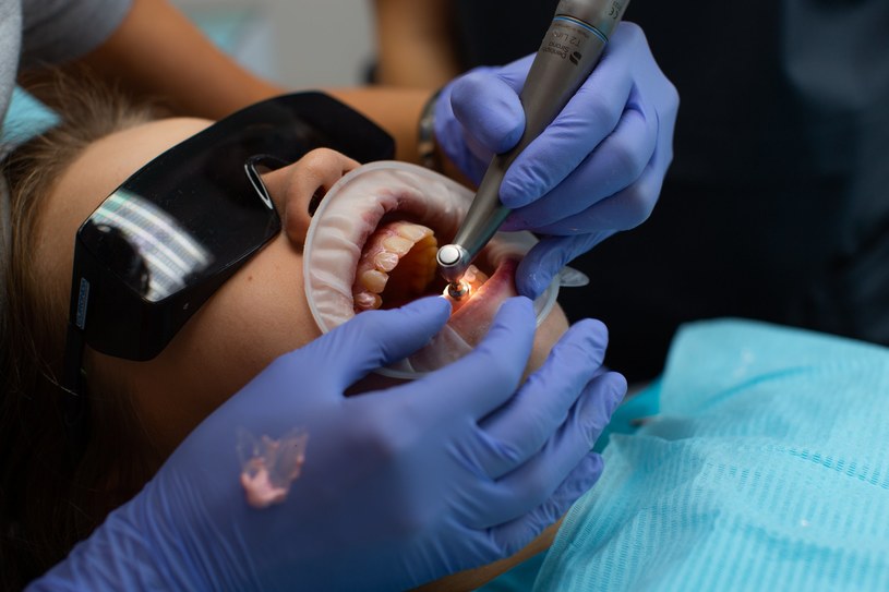 Fluoryzacja w gabinecie stomatologicznym jest bezpieczna, ponieważ preparat z fluorem nakładany jest bezpośrednio na zęby /123RF/PICSEL