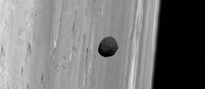 Fobos, sfotografowany na tle Marsa przez sondę Mars Express w 2010 roku /materiały prasowe