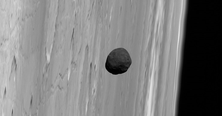 Fobos, sfotografowany na tle Marsa przez sondę Mars Express w 2010 roku /materiały prasowe