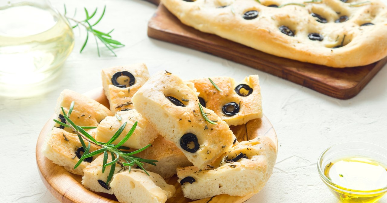 Focaccia z oliwkami i solą morską /123RF/PICSEL