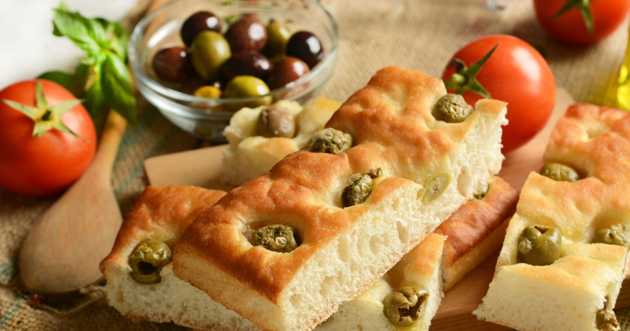 Focaccia z oliwkami to idealna przekąska na imprezę andrzejkową /123RF/PICSEL