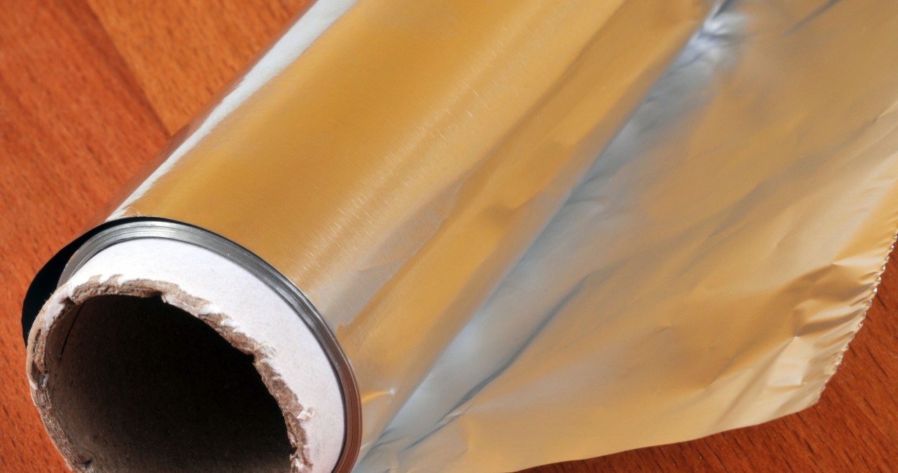 Folia aluminiowa może pomóc ograniczyć straty ciepła w domu. Ma świetne właściwości izolacyjne. /123RF/PICSEL