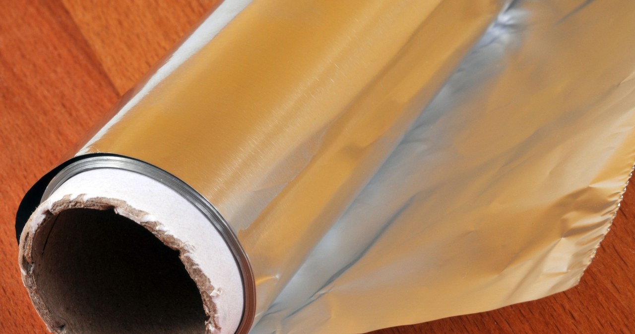 Folia aluminiowa może pomóc pozbyć się komarów. Ten prosty trik jest na wagę złota /123RF/PICSEL