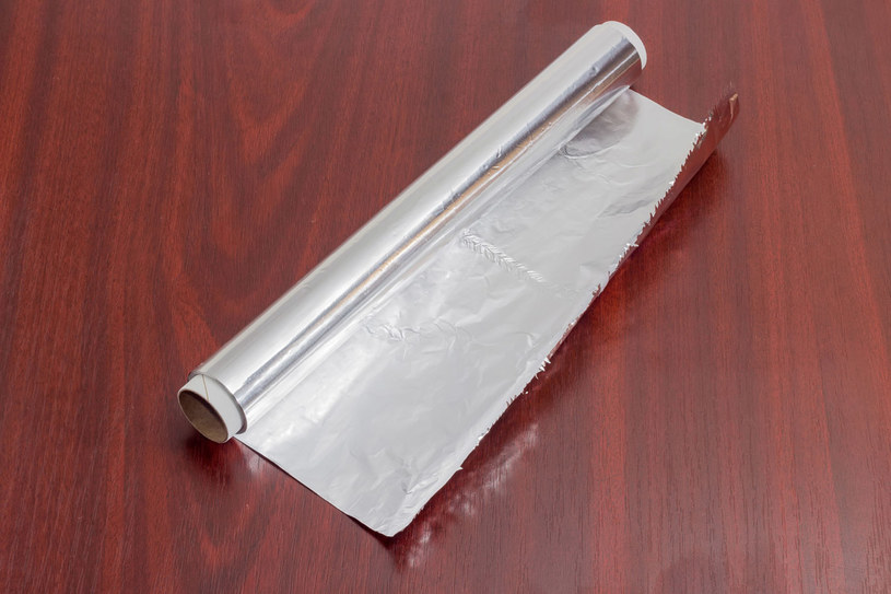 Folia aluminiowa przyda się nie tylko do zawijania kanapek /123RF/PICSEL