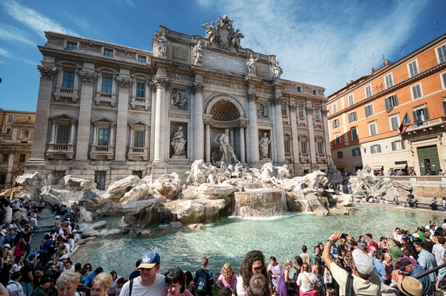 Fontanna di Trevi w Rzymie /Shutterstock