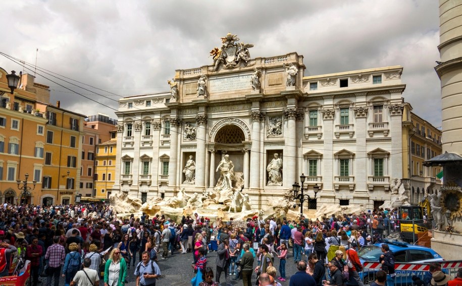 Fontanna di Trevi w Rzymie /Shutterstock