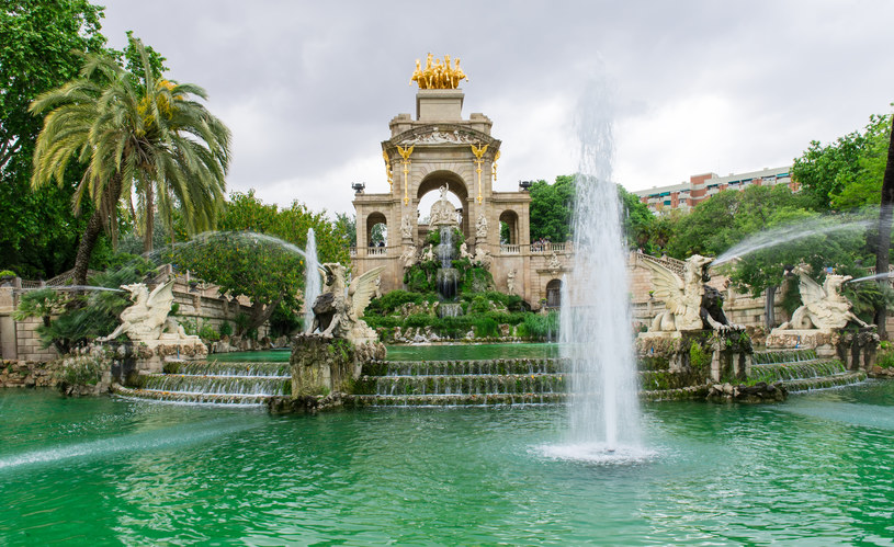Fontanny i kaskady w parku de la Ciutadella w Barcelonie, Hiszpania, Katalonia /123RF/PICSEL