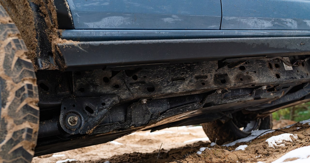 Ford Bronco Badlands ma wzmocnione progi. Prześwit terenówki w tym wydaniu wynosi 261 mm. /Jan Guss-Gasiński