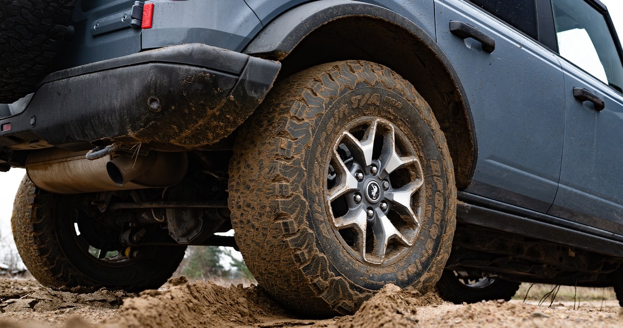 Ford Bronco zawraca niemal w miejscu. To zasługa funkcji "Trail Turn Assist", która blokuje wewnętrzne tylne koło. /Jan Guss-Gasiński