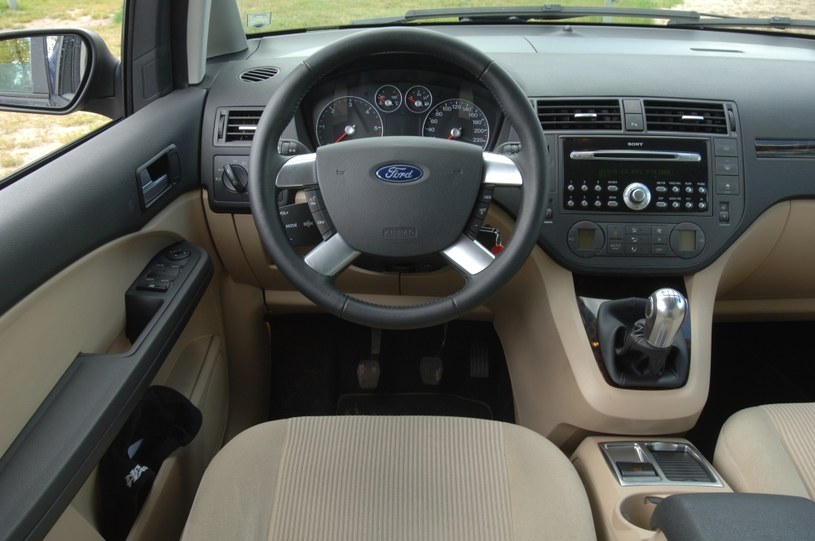 Ford C-Max: wysoka jakość wykonania, miękkie tworzywa. Sześciobiegowa skrzynia występuje tylko z wybranymi silnikami. /Motor