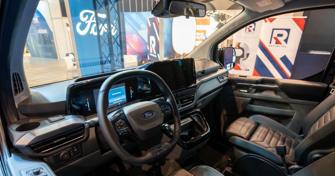 Ford E-Tourneo Custom dostępny jest w trzech wersjach wyposażenia - podstawowej Limited i dwóch równoległych, czyli Active i Titatnium X. /materiały prasowe