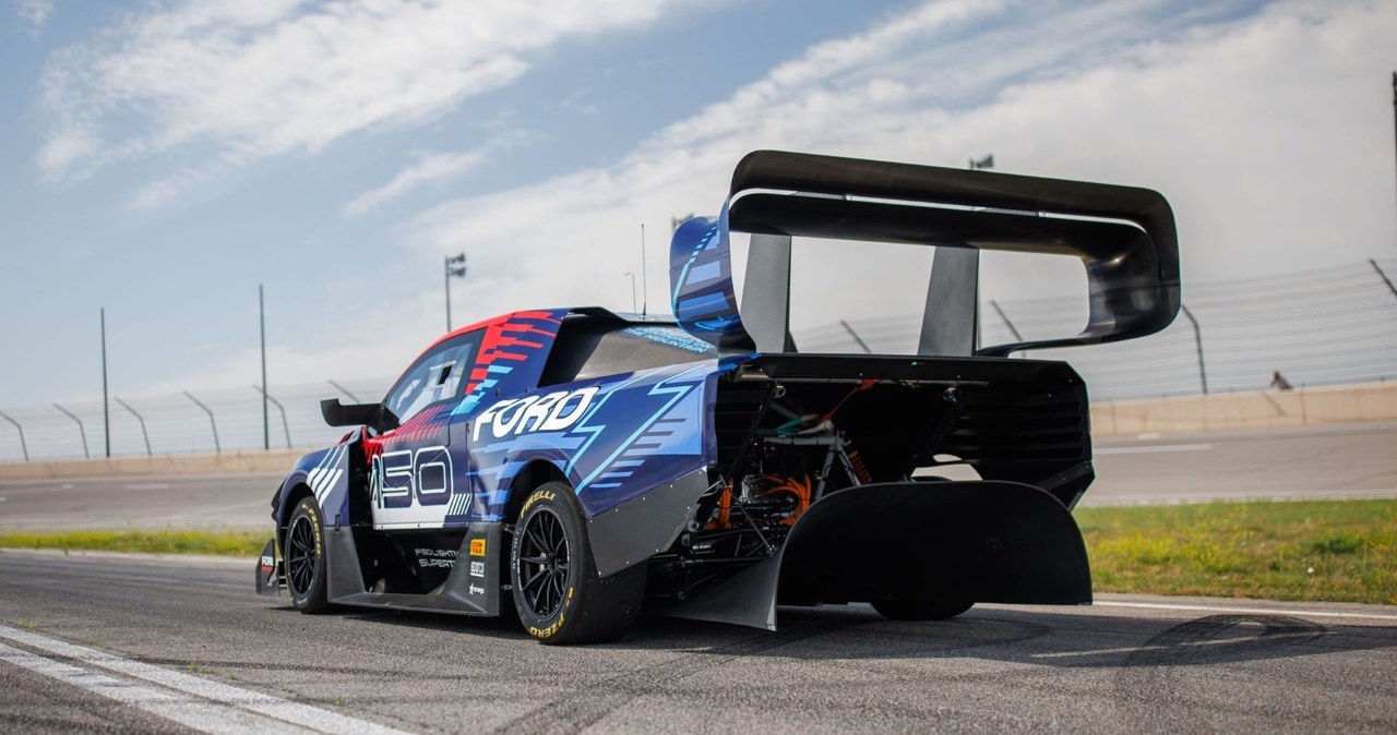 Ford F-150 Lightning SuperTruck przy prędkości 241 km/h generuje siłę docisku o wartości ponad 2,7 tony. /materiały prasowe