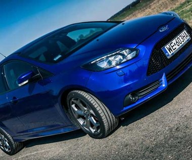 Ford Focus ST z rykiem silnika wystrzeliwuje jak z katapulty