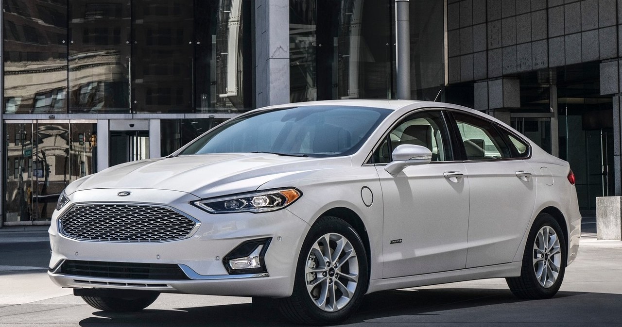 Ford Fusion, czyli "amerykańskie Mondeo" właśnie przeszedł modernizację. Chwilowo pozostanie więc jeszcze na rynku /Informacja prasowa